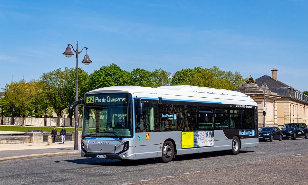 bus électrique bleu et blanc de la RATP circulant en zone urbaine parisienne