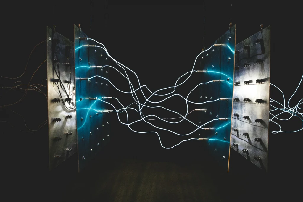 interconnexion technique de deux panneaux électroniques reliés par des câbles luminescents bleus